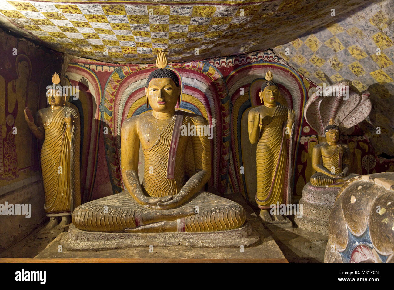 Una vista interna di un Bhudda statue in una delle caverne a Dambulla tempio nella grotta aka il Tempio d'Oro di Dambulla. Foto Stock