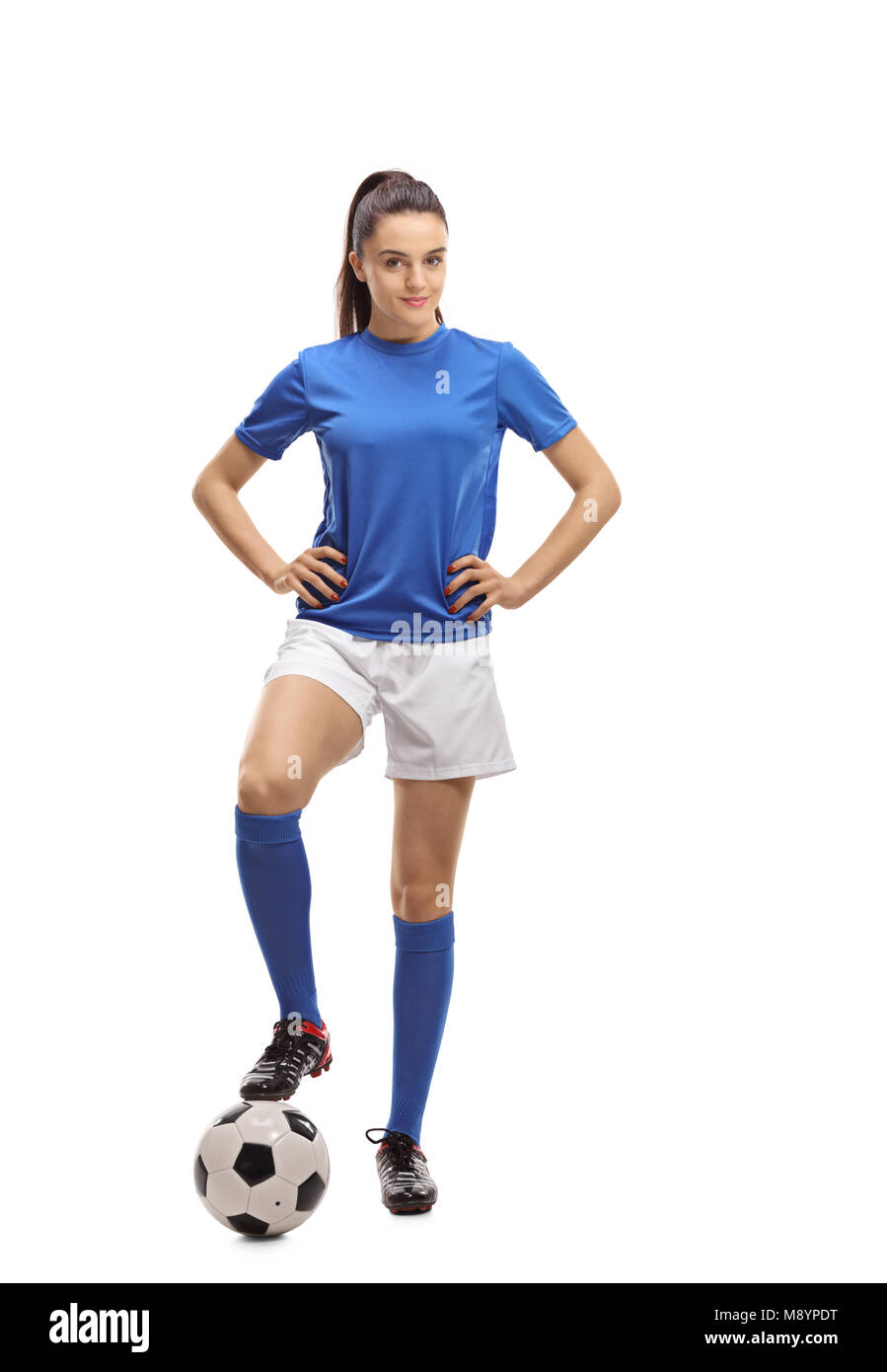 A piena lunghezza verticale di una femmina di giocatore di calcio isolati su sfondo bianco Foto Stock
