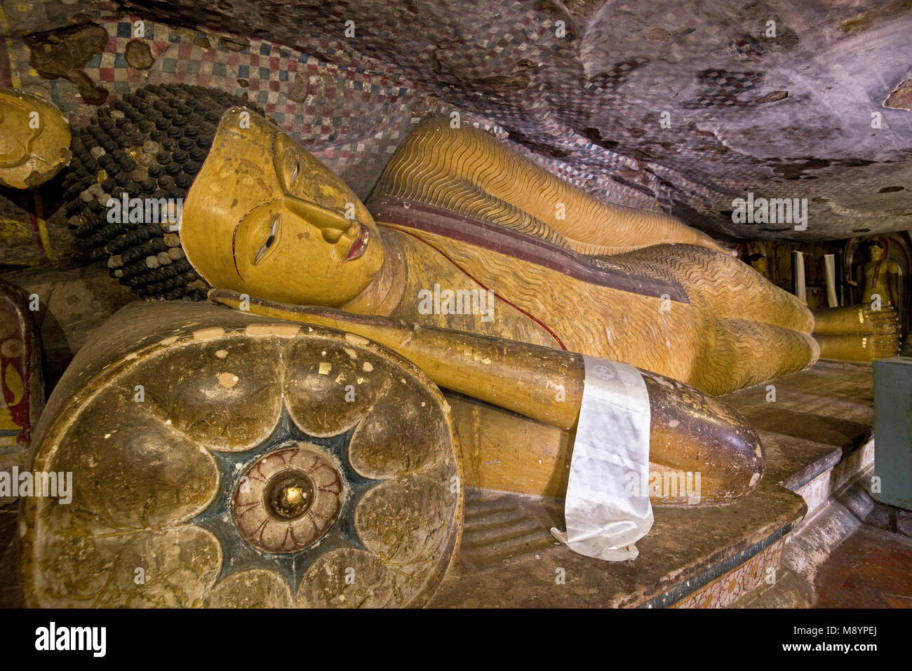 Una vista interna di un sonno giacente Bhudda reclinato in una delle caverne a Dambulla tempio nella grotta aka il Tempio d'Oro di Dambulla. Foto Stock