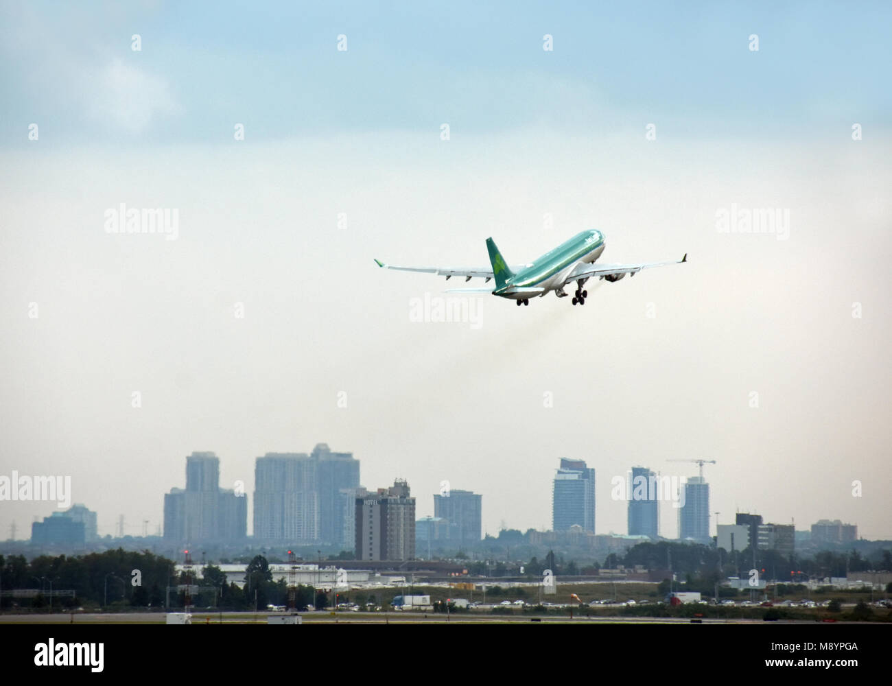 Decollo aereo aeroporto Pearson ,a Toronto in Canada Foto Stock