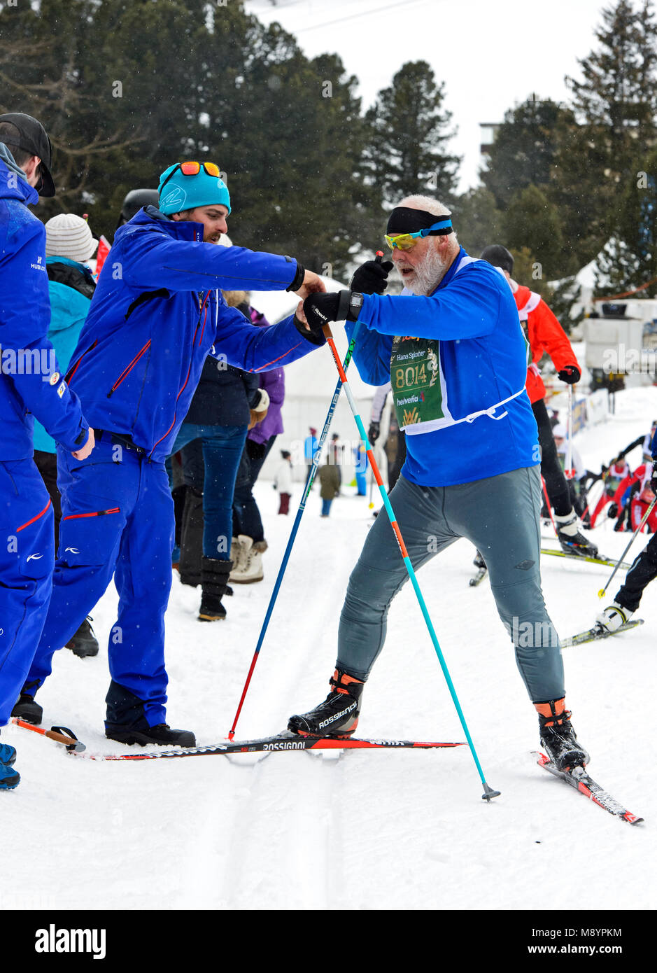 Cross country sciatore con la rottura di un polo viene data assistenza Engadin Skimarathon, 11 marzo 2018, San Moritz, Svizzera Foto Stock
