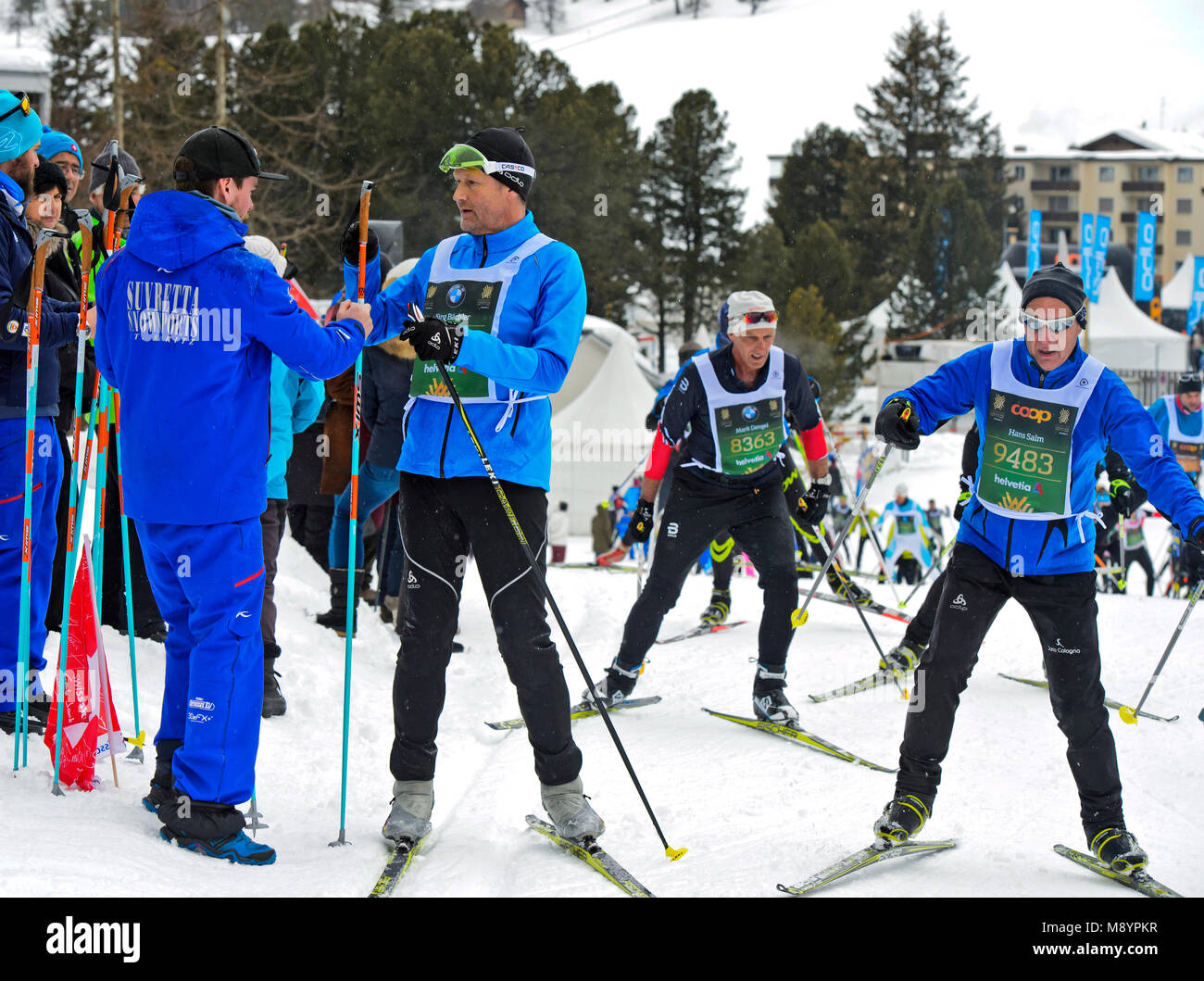 Cross country sciatore con la rottura di un polo viene data assistenza Engadin Skimarathon, 11 marzo 2018, San Moritz Engadin, Svizzera Foto Stock