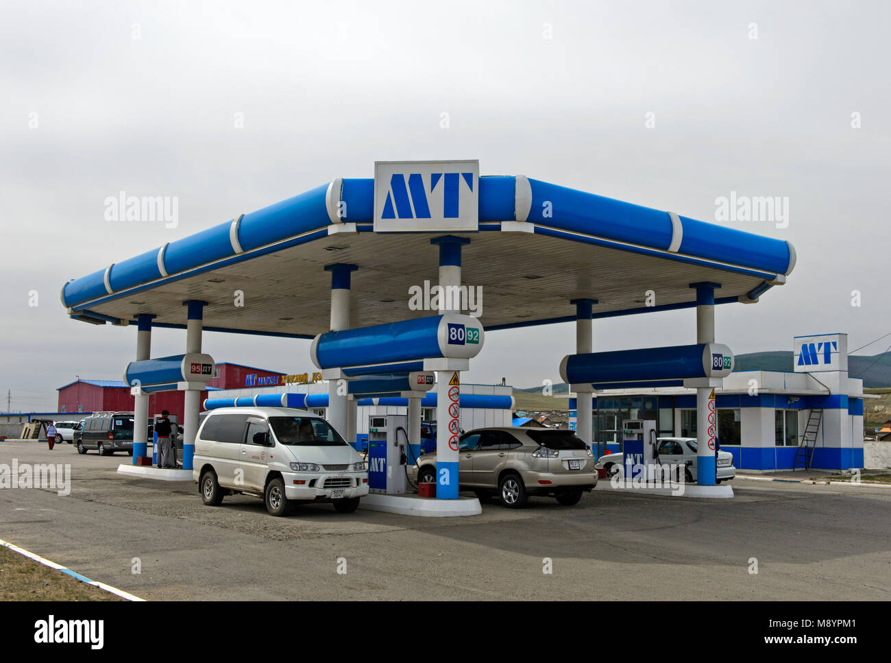 Stazione di benzina del gruppo MT, Magnai Trade LLC, vicino a Ulaanbaatar, in Mongolia Foto Stock