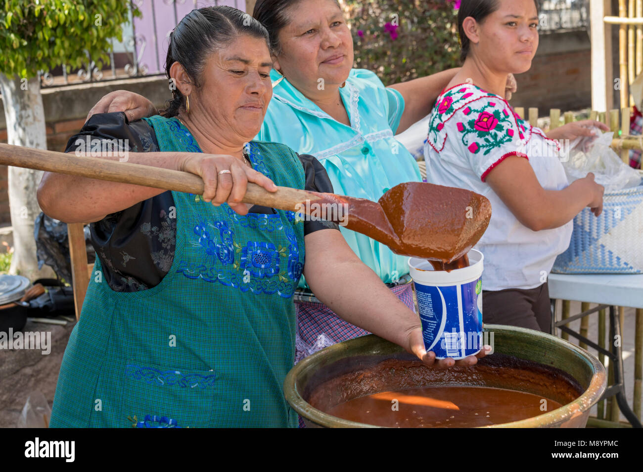 San Juan Teitipac, Oaxaca, Messico - Donne Preparare salsa mole durante la linguistica e fiera del patrimonio in una piccola città zapoteco. Foto Stock