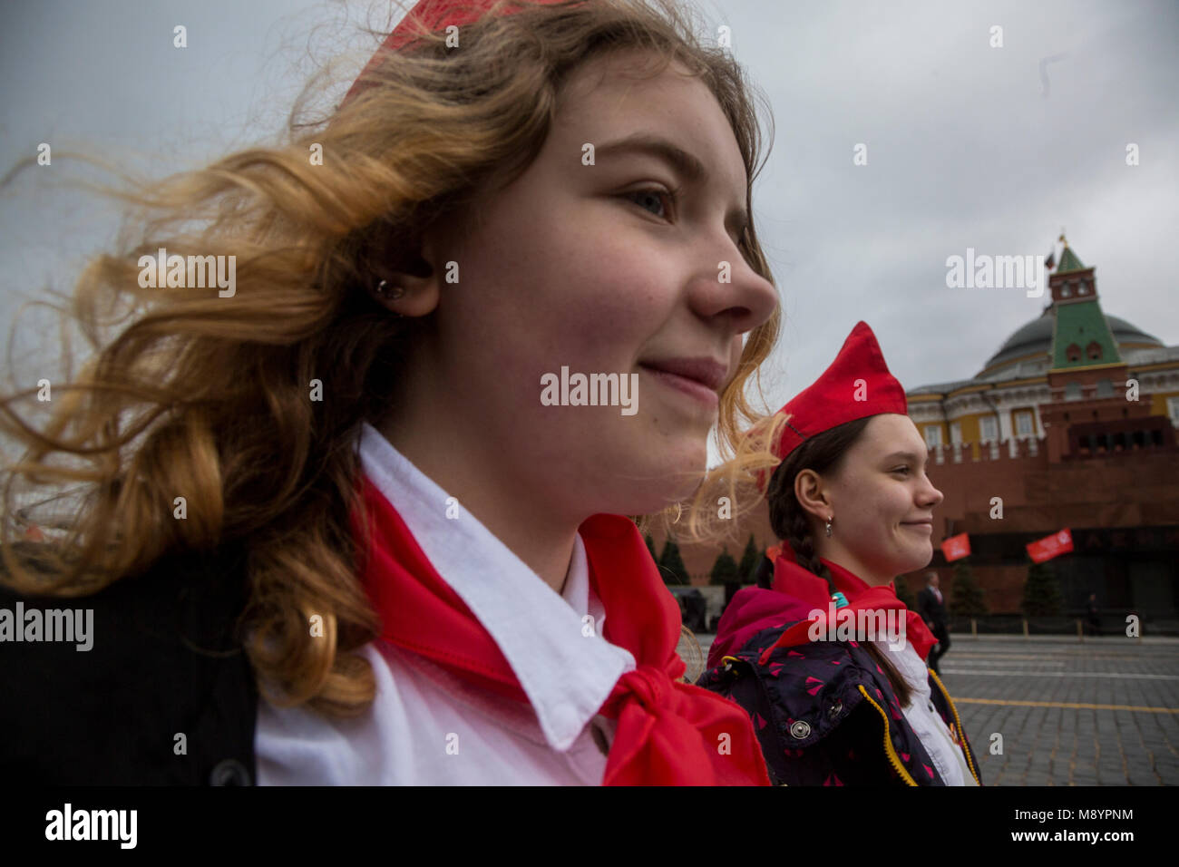 Gli allievi frequentano una cerimonia di ammettere i bambini in movimento pioniere, a Mosca la Piazza Rossa, Russia Foto Stock