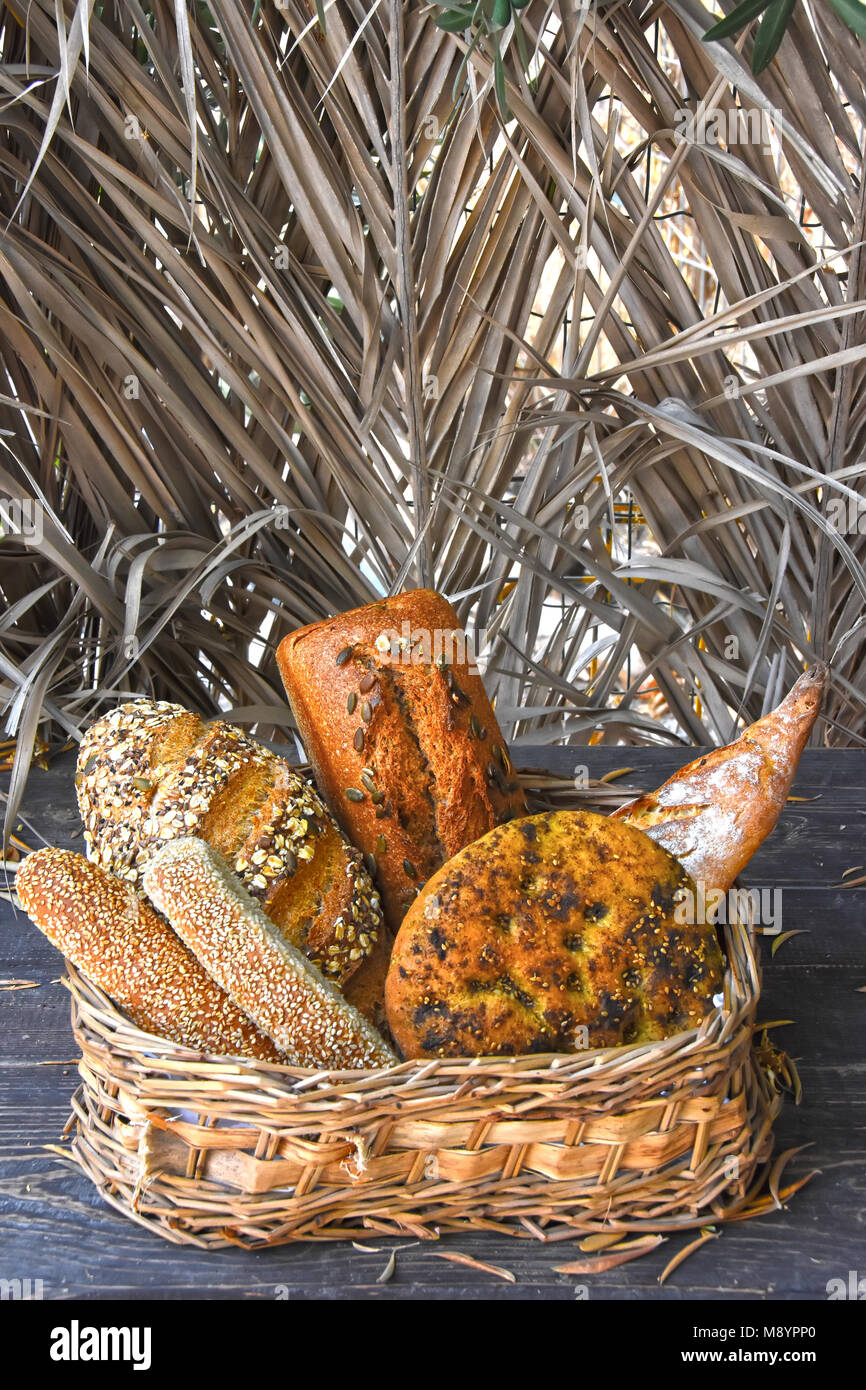 Pane fresco nel cestino Foto Stock