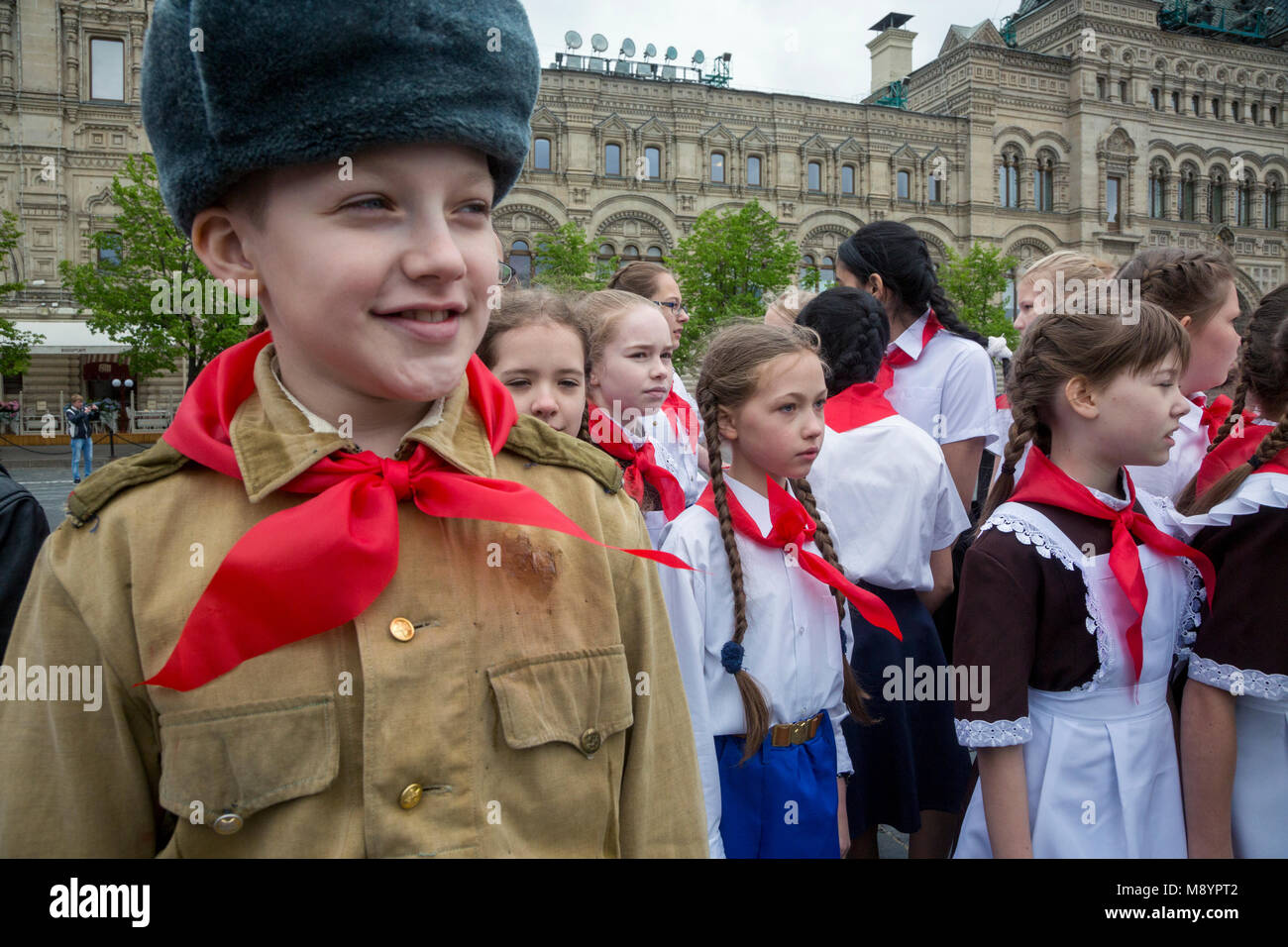 Gli allievi frequentano una cerimonia di ammettere i bambini in movimento pioniere, a Mosca la Piazza Rossa, Russia Foto Stock