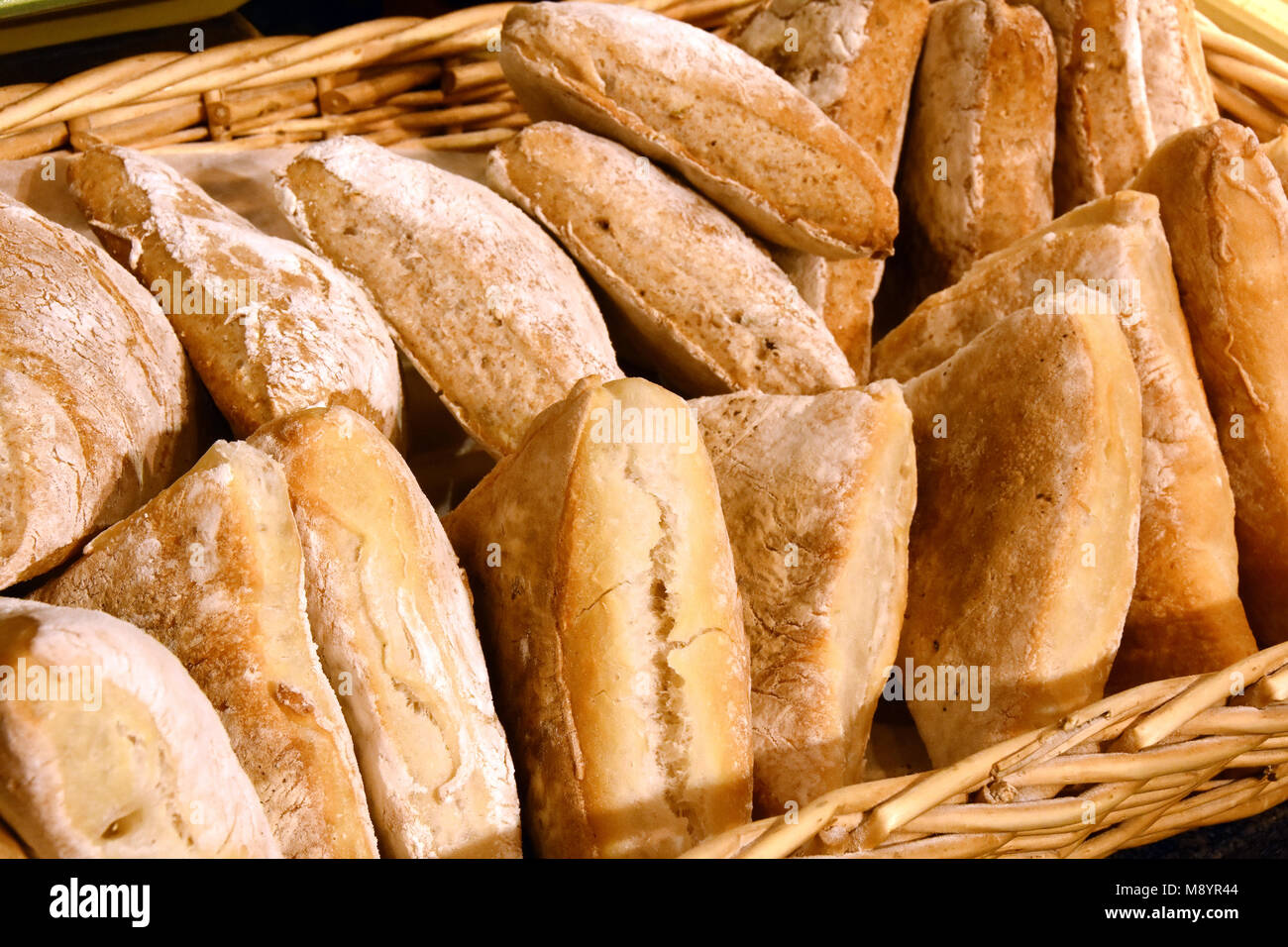 Pane fresco in un cestino in vendita Foto Stock