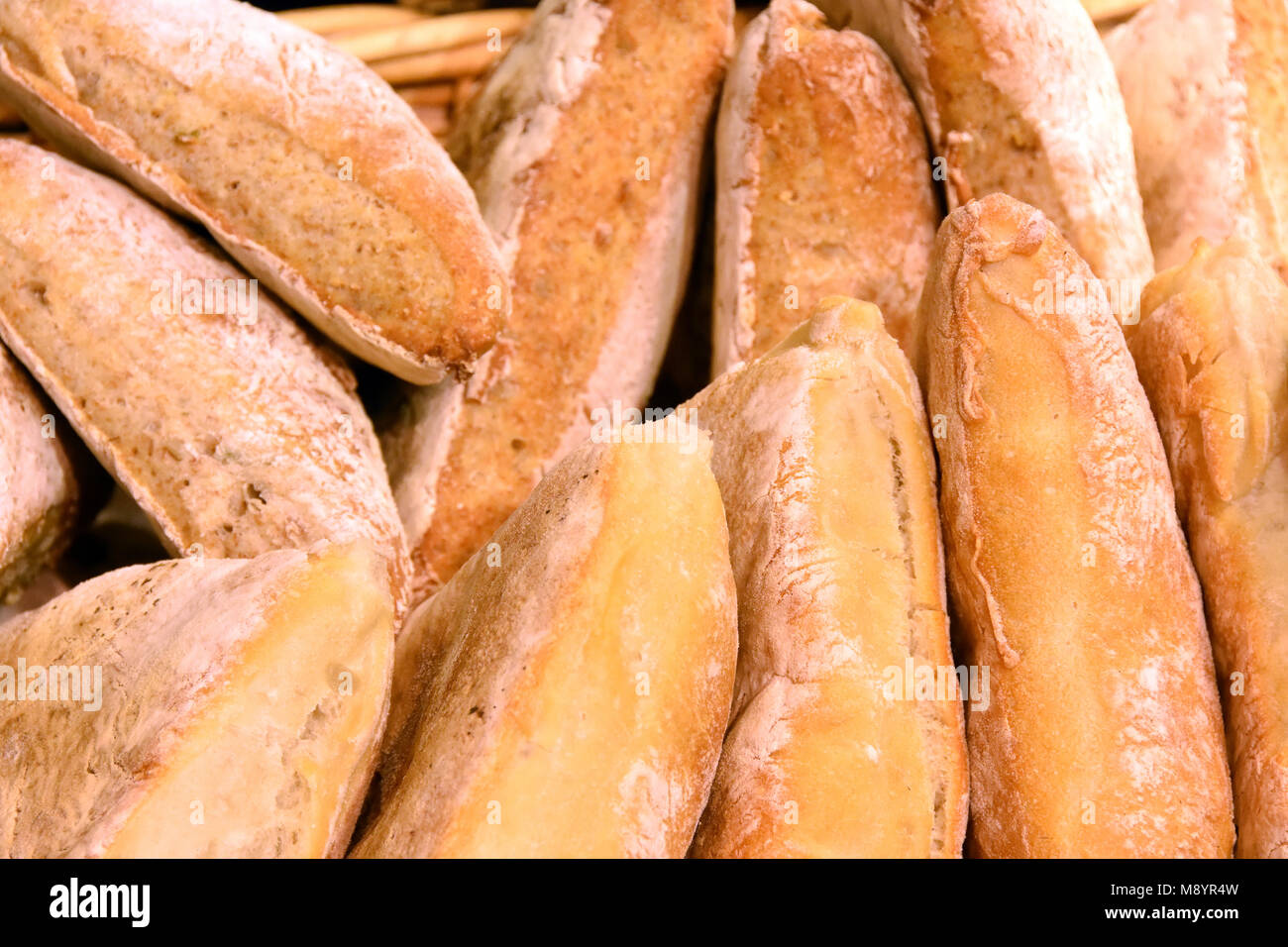 Pane fresco in un cestino in vendita Foto Stock