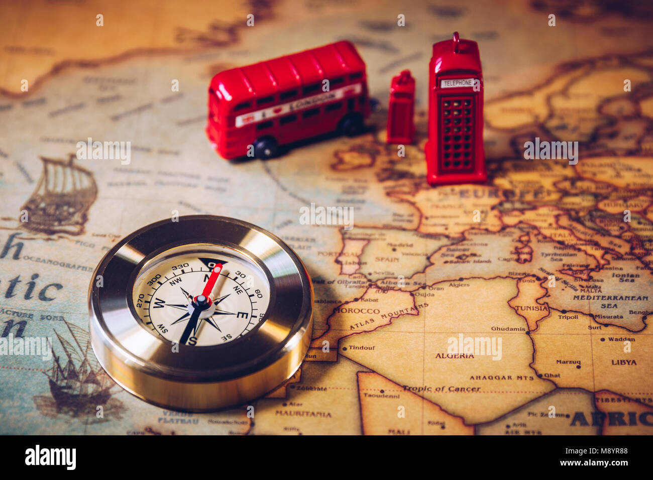 L'iconico bus rosso e il Big Ben miniaturizzato con bussola sulla mappa di Londra, Regno Unito. Nozione di viaggio. Foto Stock