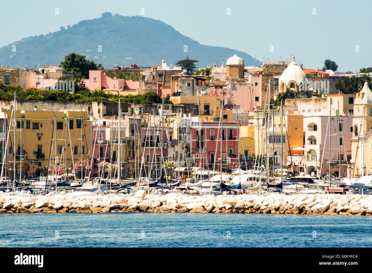 A Procida - Napoli - Italia- su 06/27/2014 - case colorate nel porto di Procida, isola nel golfo di Napoli, Napoli, Italia Foto Stock