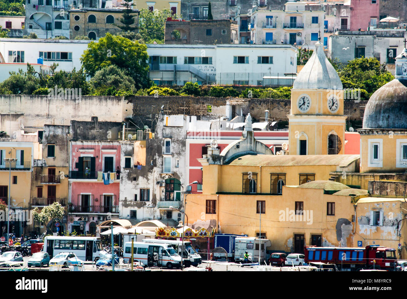 A Procida - Napoli - Italia- su 06/27/2014 - case colorate nel porto di Procida, isola nel golfo di Napoli, Napoli, Italia Foto Stock