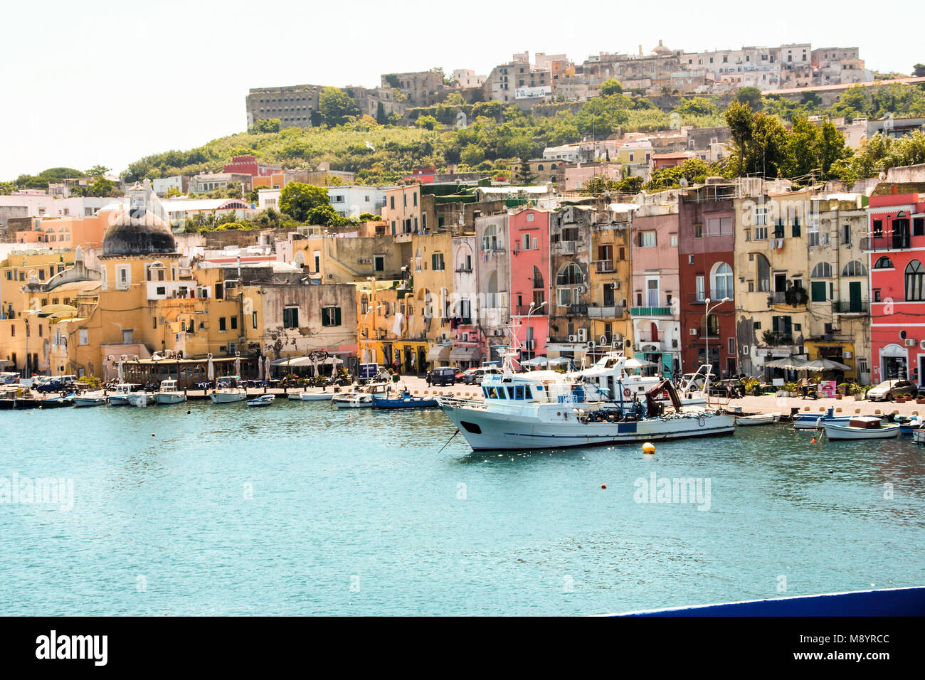 A Procida - Napoli - Italia- su 06/27/2014 - case colorate nel porto di Procida, isola nel golfo di Napoli, Napoli, Italia Foto Stock