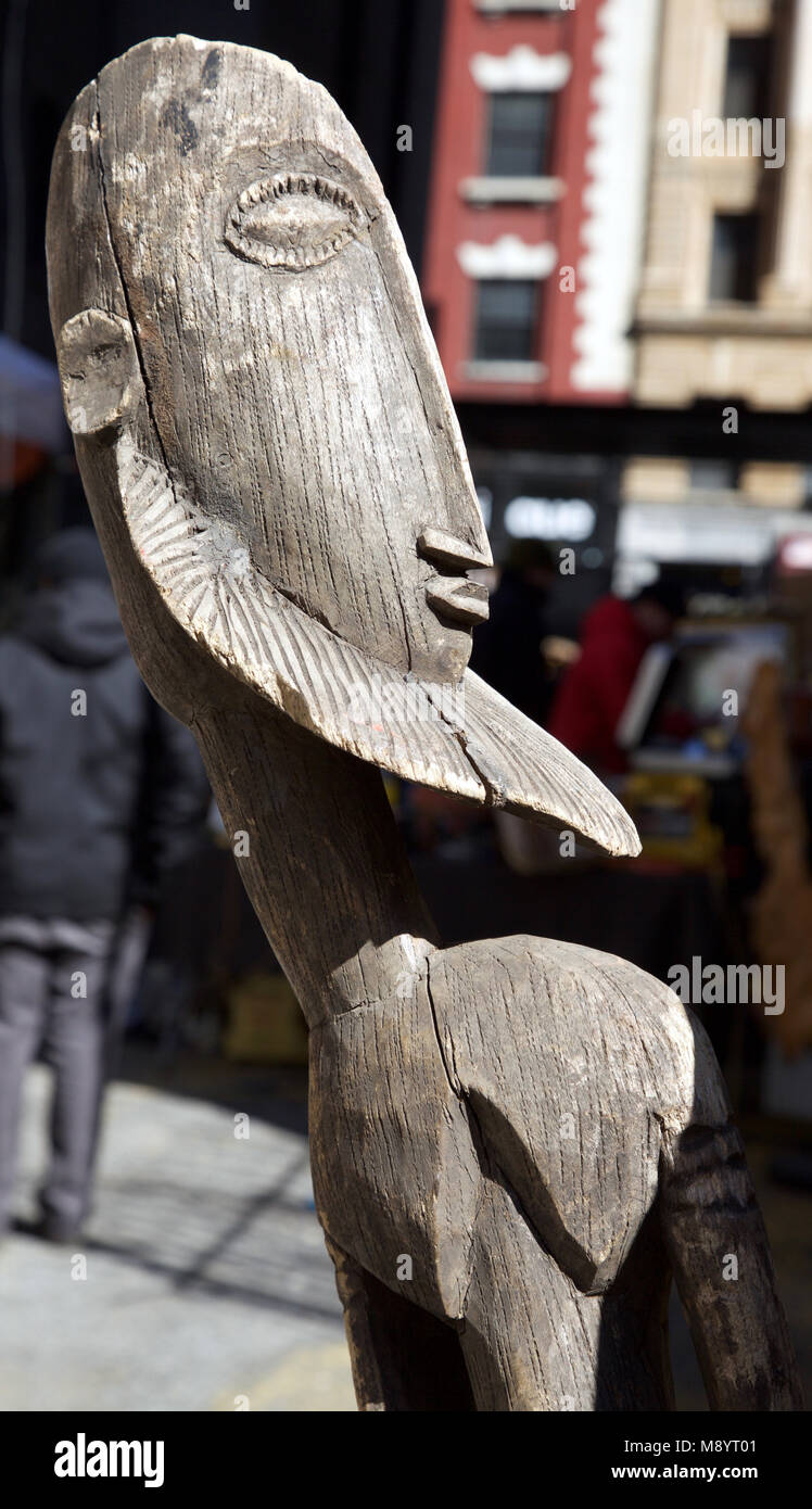 Carving africani in vendita presso il Chelsea Street Market, W. 25th Street, New York City Foto Stock