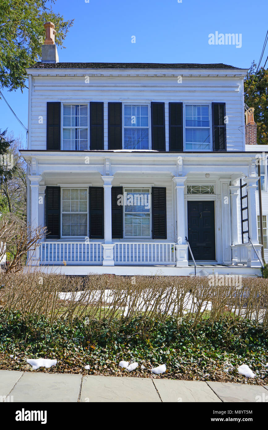 Vista la storica casa bianca a 112 Mercer Street, Princeton, New Jersey, la casa di Albert Einstein dal 1935 fino alla sua morte nel 1955 Foto Stock