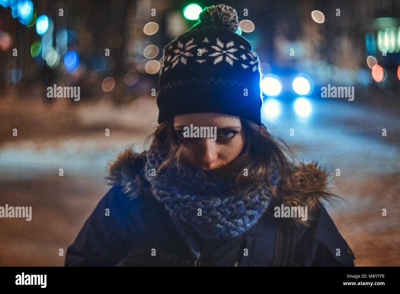 Ragazza di congelamento nella città di notte nel periodo invernale Foto Stock