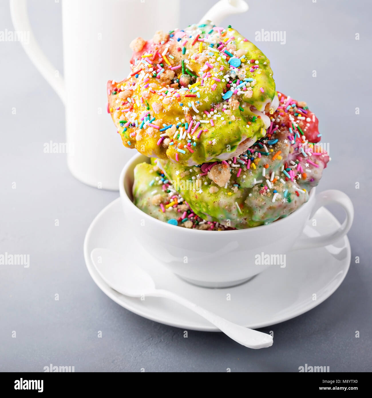 Una torta unicorno yummy decorata con un topper arcobaleno Foto stock -  Alamy