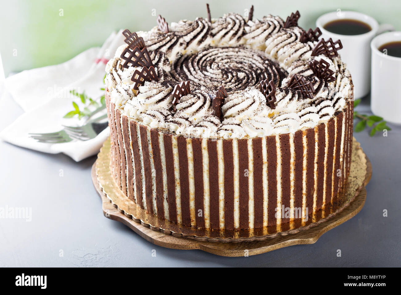 Il tiramisù torta con decorazioni di cioccolato Foto stock - Alamy