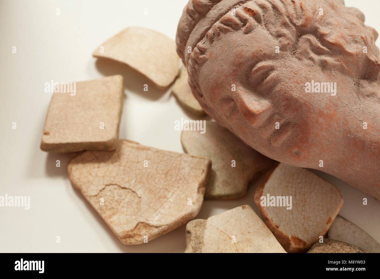 Close up di replica della italiana antica testa di donna con frammenti di ceramica. Foto Stock
