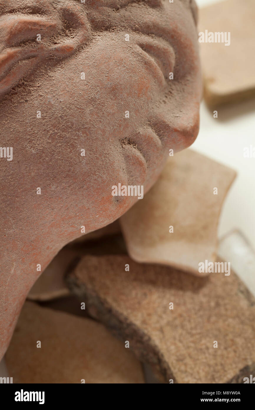 Close up di replica della italiana antica testa di donna con frammenti di ceramica. Foto Stock
