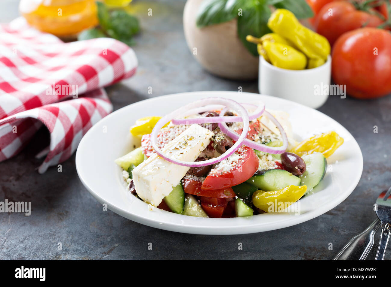 Insalata greca con verdure fresche e formaggio feta Foto Stock