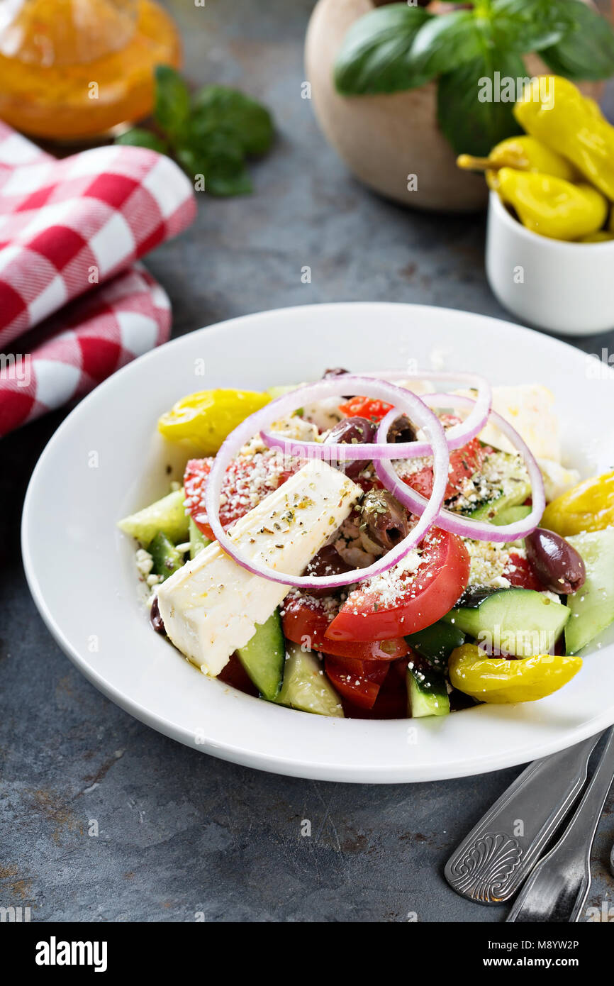 Insalata greca con verdure fresche e formaggio feta Foto Stock
