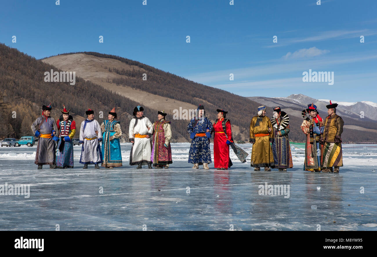 Hatgal, Mongolia, 4 Marzo 2018: popolo mongolo vestito in abiti tradizionali su un lago ghiacciato Khuvsgul Foto Stock