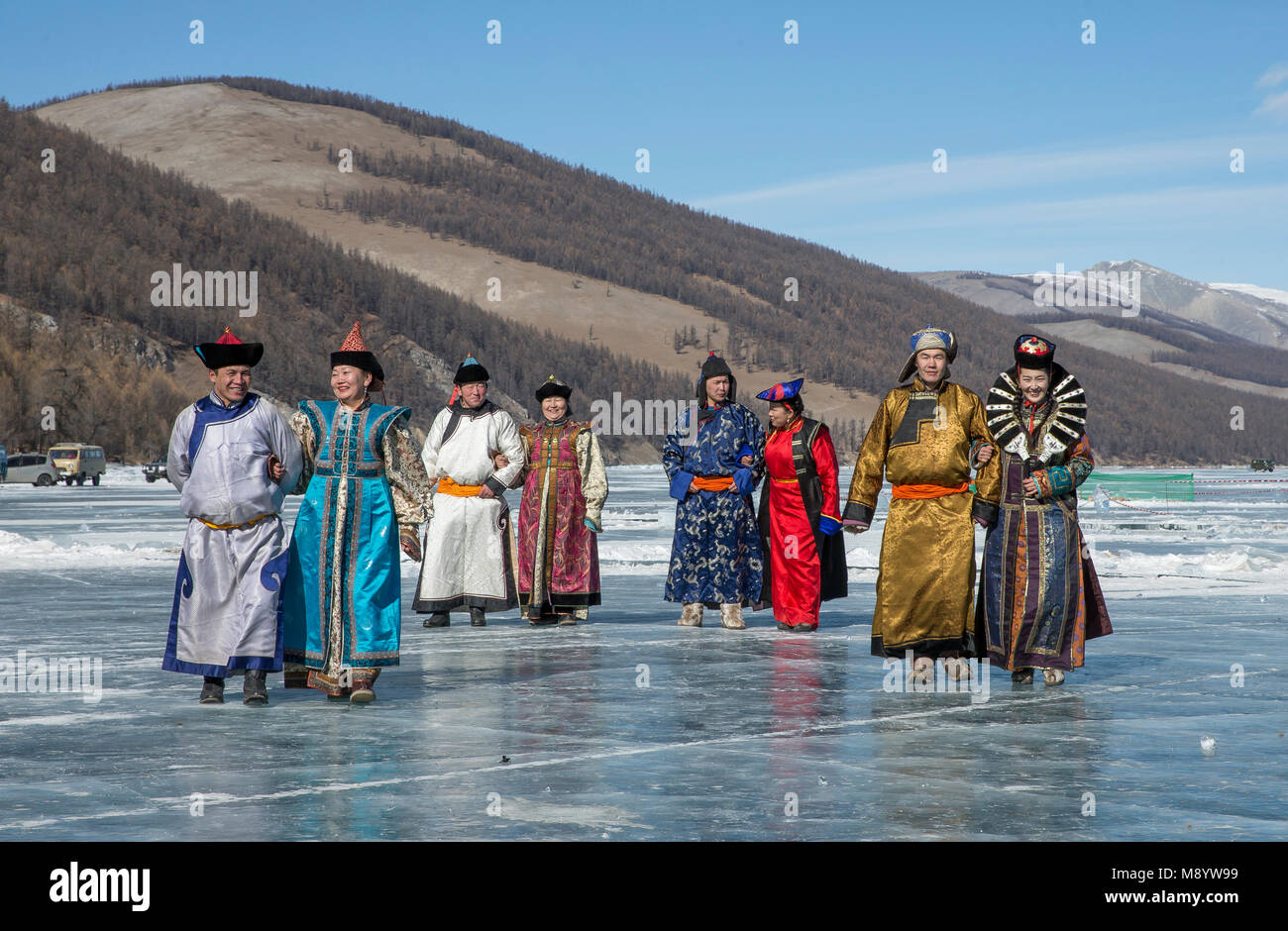 Hatgal, Mongolia, 4 Marzo 2018: popolo mongolo vestito in abiti tradizionali su un lago ghiacciato Khuvsgul Foto Stock