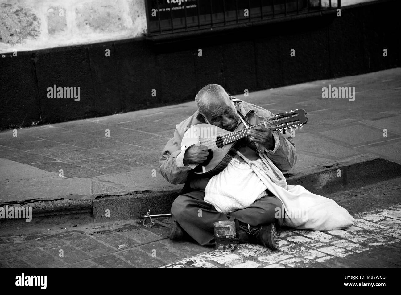 Blind musicista di strada a giocare per denaro Foto Stock