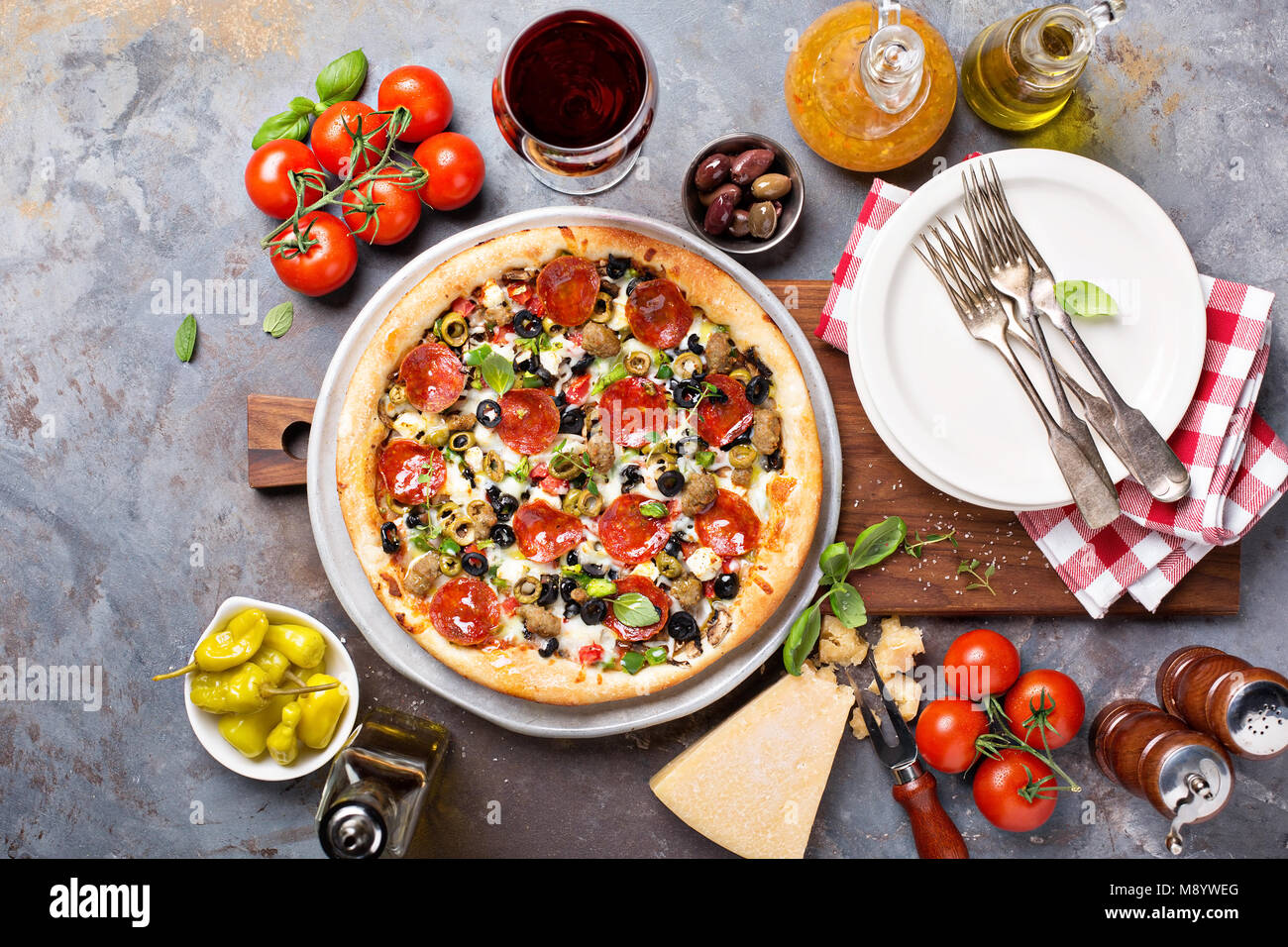 Salsiccia per pizza pizza con olive Foto Stock