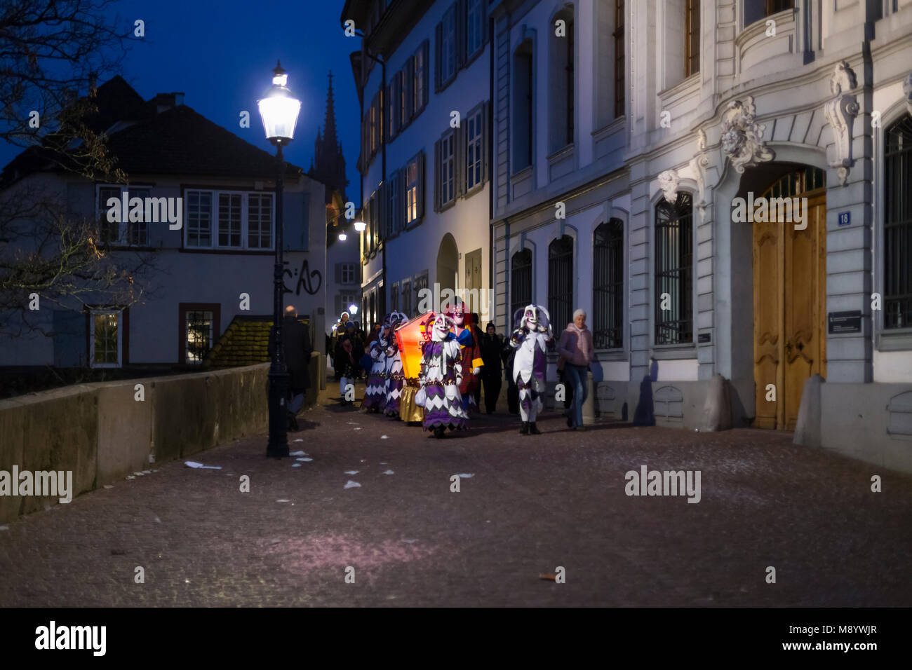 Il Carnevale di Basilea 2018. Rheinsprung Basel, Svizzera - Febbraio 19th, 2018. Un gruppo di carnevale con lanterna illuminata marche attraverso la città vecchia Foto Stock