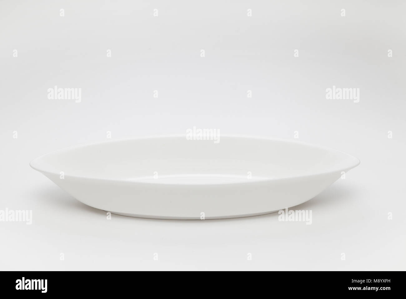 Vuoto bianco piatto ovale Foto Stock