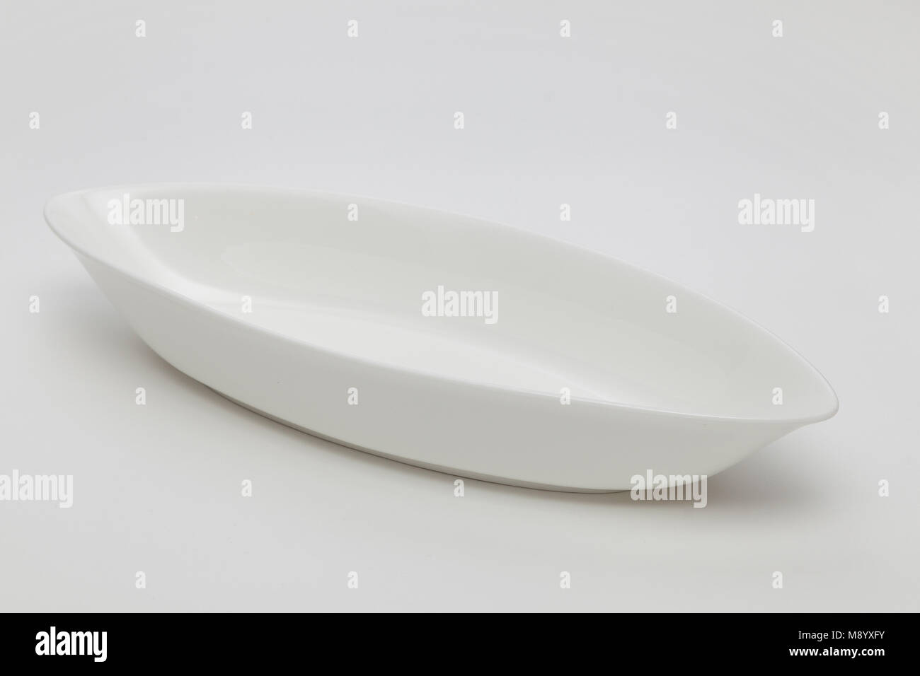 Vuoto bianco piatto ovale Foto Stock