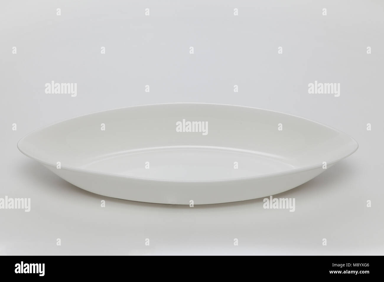 Vuoto bianco piatto ovale Foto Stock