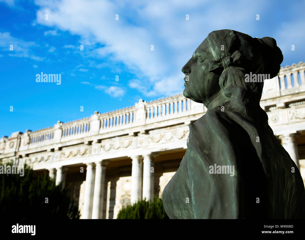 Antica statua di una donna orante all'interno del cimitero monumentale della Certosa di Bologna. Il cimitero pubblico è stato istituito nel 1801. Foto Stock