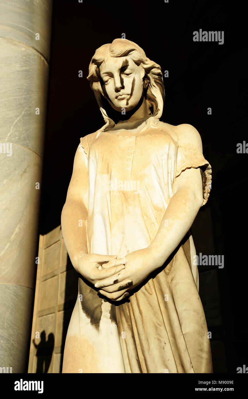 Antica statua di una donna orante all'interno del cimitero monumentale della Certosa di Bologna. Il cimitero pubblico è stato istituito nel 1801. Foto Stock
