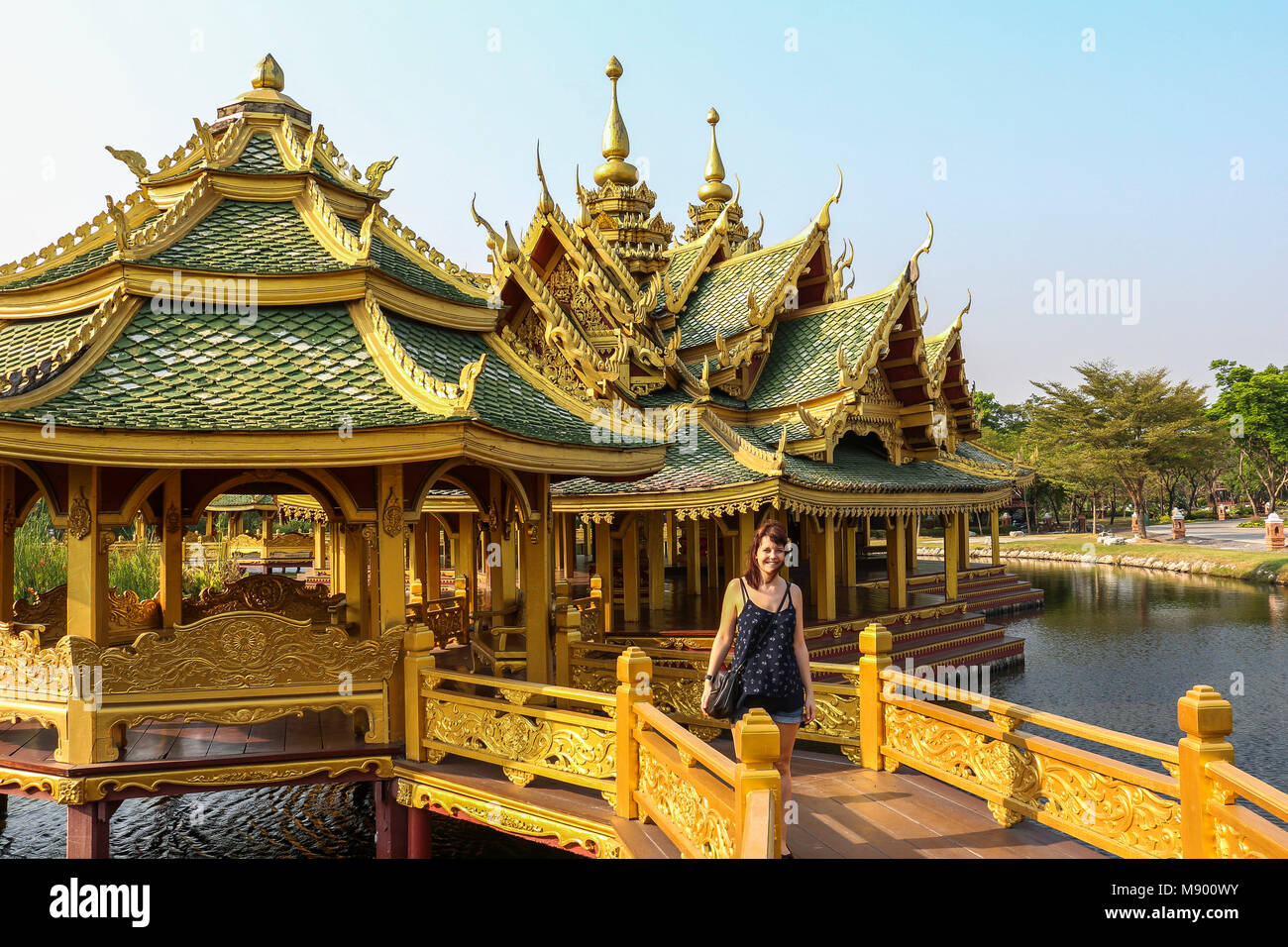 Tempio thailandese su acqua in città antica vicino a Bangkok, in Thailandia Foto Stock