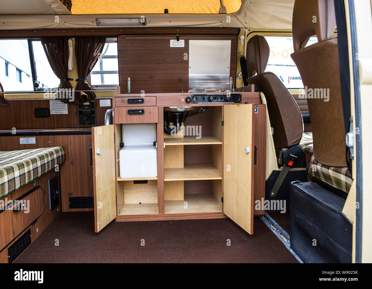 Bus VW T2 Westfalia Berlin Bulli mit originalen 993 Meilen auf dem contagiri. Bulli stand 37 Jahre in der Garage. Foto Stock