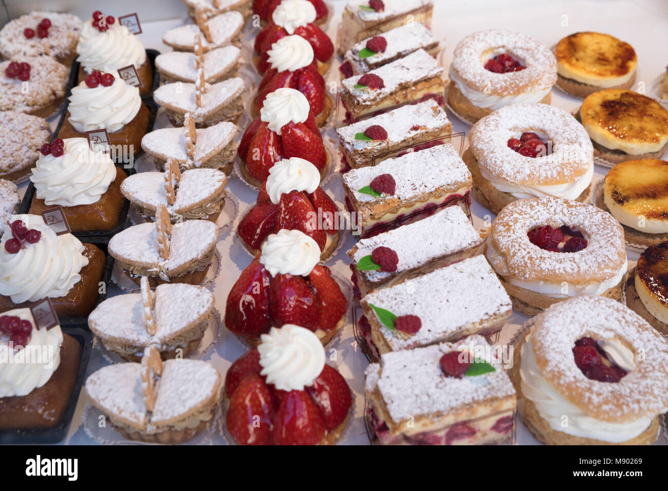 Pasticceria gustosa nella finestra della pasticceria francese shop, Arras, Pas-de-Calais, Hauts-de-France, Francia, Europa Foto Stock