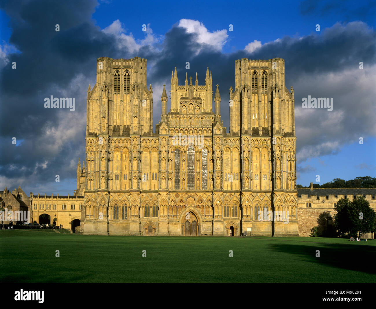 La facciata ovest della Cattedrale di Wells, pozzi, Somerset, Inghilterra, Regno Unito, Europa Foto Stock
