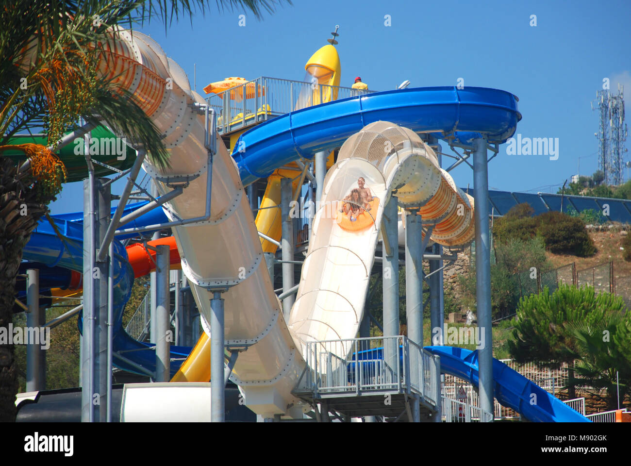 Paio di divertirsi nel parco acquatico, in un villaggio turistico della regione mediterranea della Turchia Foto Stock