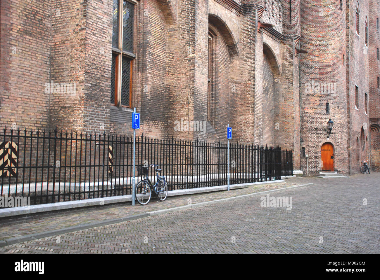 Bicicletta su una strada a l'Aia, Paesi Bassi Foto Stock