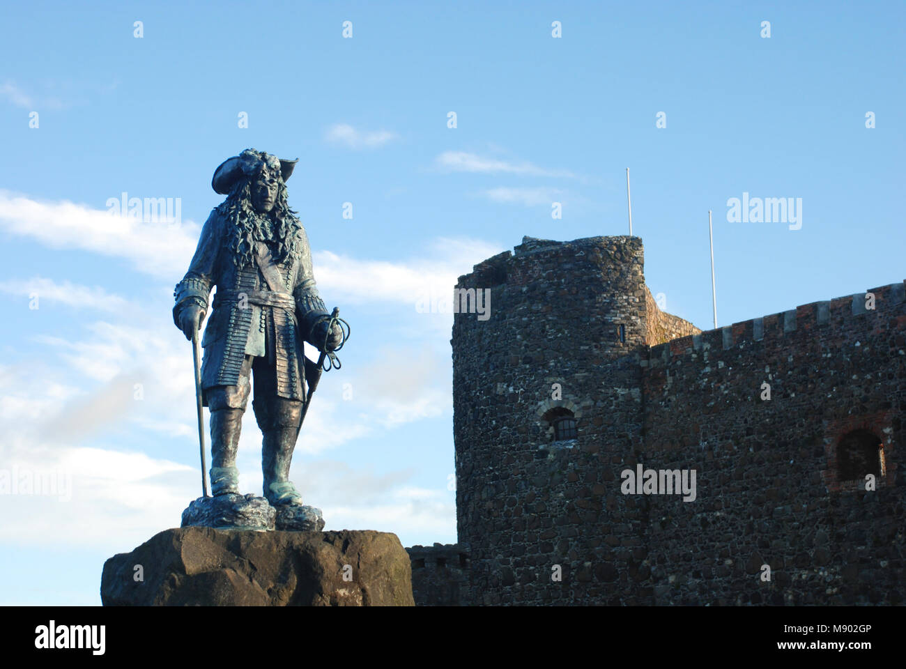 Statua di re Guglielmo III nella parte anteriore del Castello di Carrickfergus, Carrickfergus, İreland settentrionale, REGNO UNITO Foto Stock