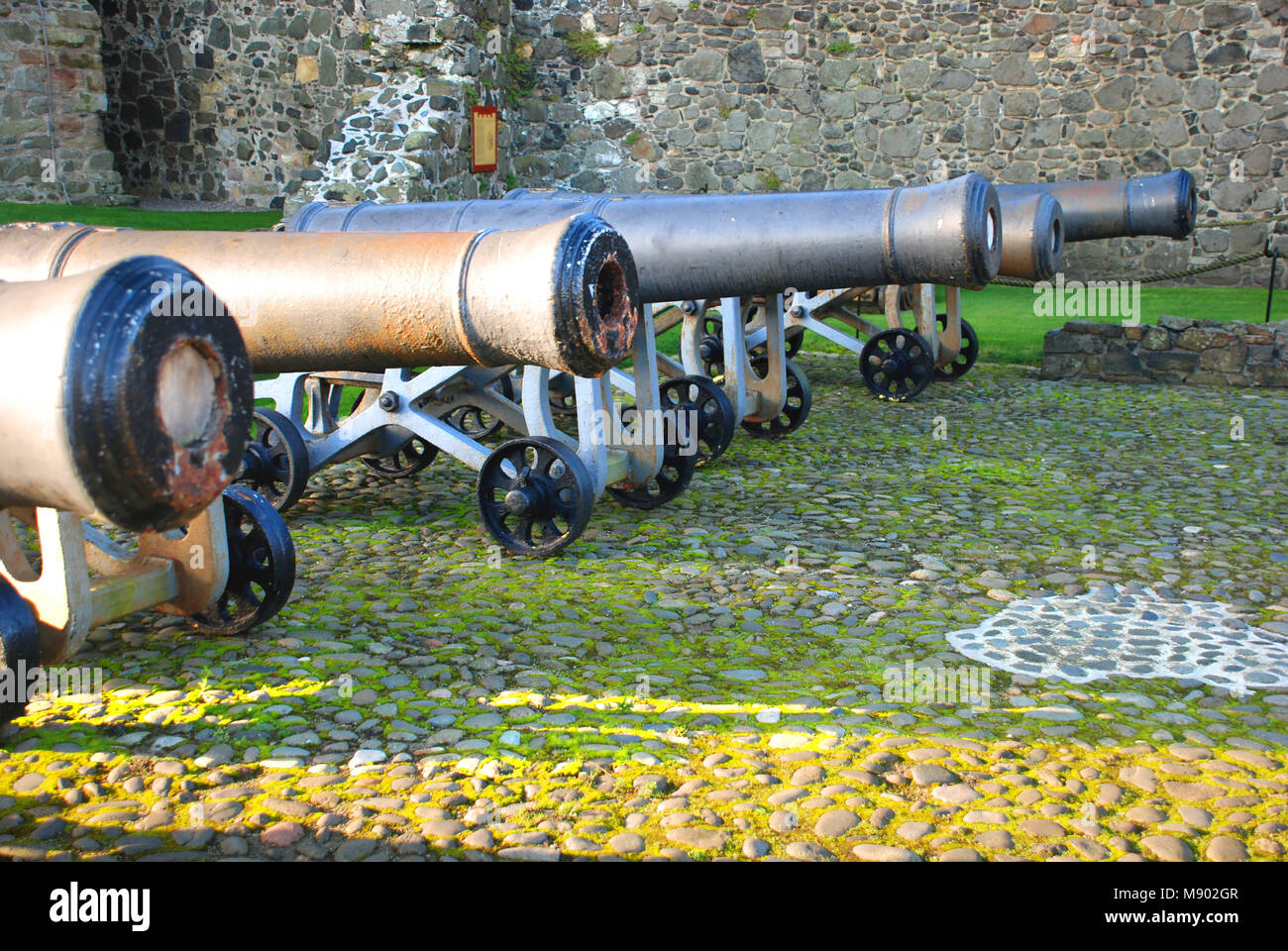 I cannoni in Castello di Carrickfergus, Carrickfergus, County Antrim, Irlanda del Nord, Regno Unito Foto Stock