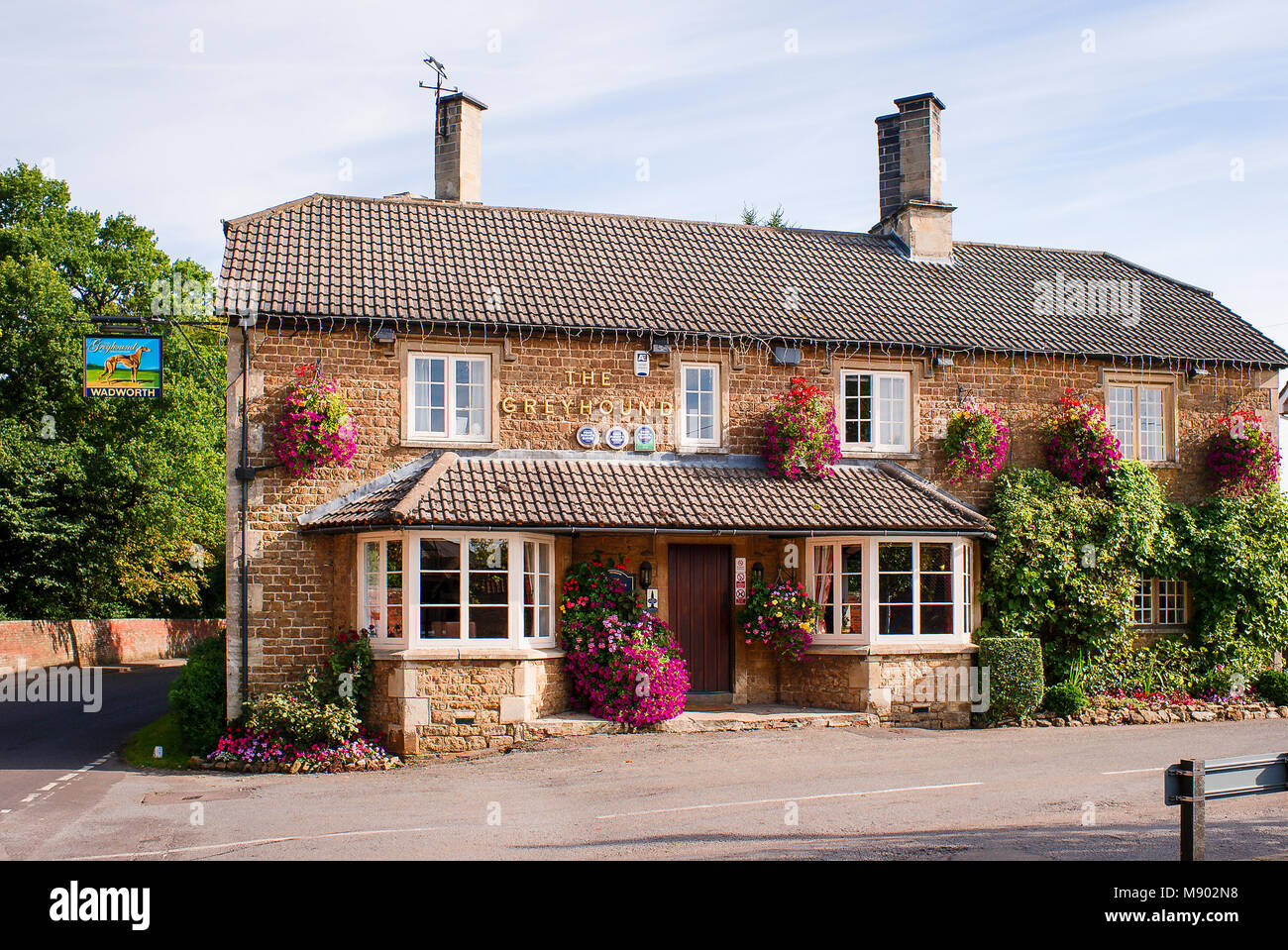 The Greyhound village inn in Bromham Wiltshire, Inghilterra REGNO UNITO Foto Stock