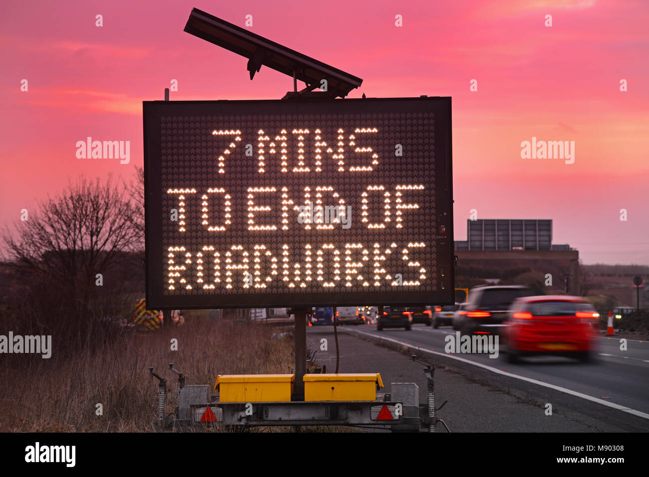 Energia solare strada digitale per gli automobilisti che mostra 7 minuti di tempo di guida al fine di lavori stradali Leeds REGNO UNITO Foto Stock