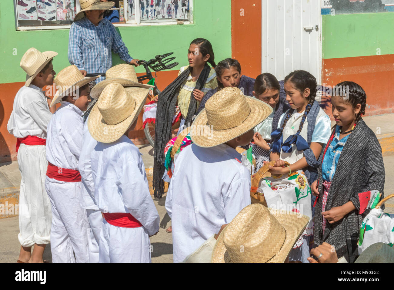 San Juan Teitipac, Oaxaca, Messico - una banda di ottoni e ballerini in abito tradizionale ha portato una parata intorno al villaggio durante la linguistica del patrimonio e F Foto Stock
