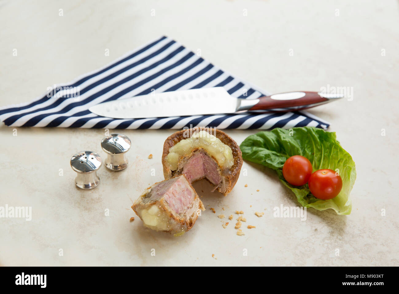 Pasticcio di maiale con salsa di mele Foto Stock