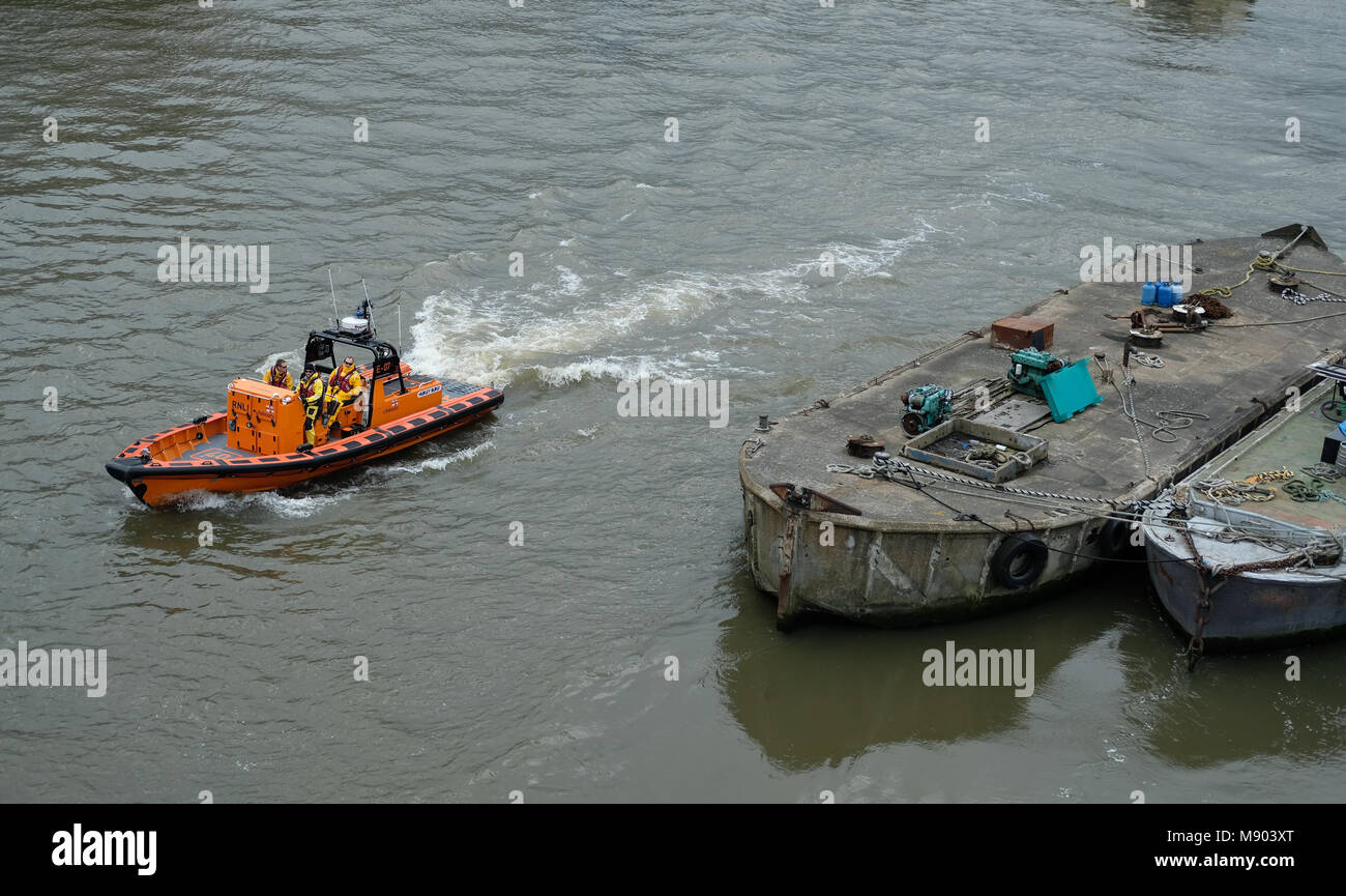 RNLI scialuppa di salvataggio sul fiume Tamigi. Foto Stock