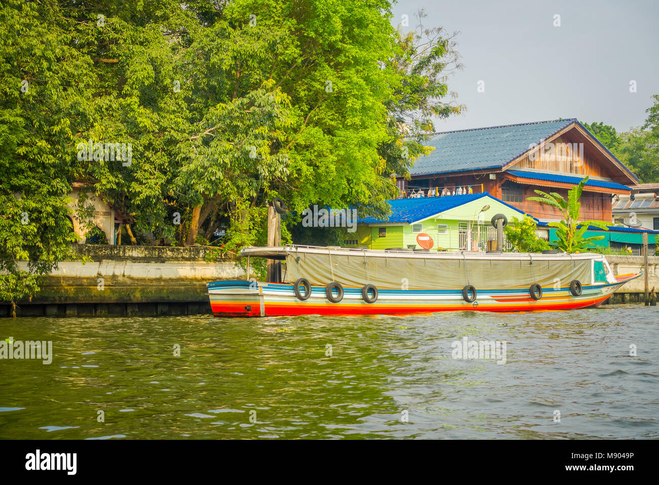 Barca long-tail parcheggiata in Riverside a Bangkok yai canal o Khlong Bang Luang in Thailandia Foto Stock